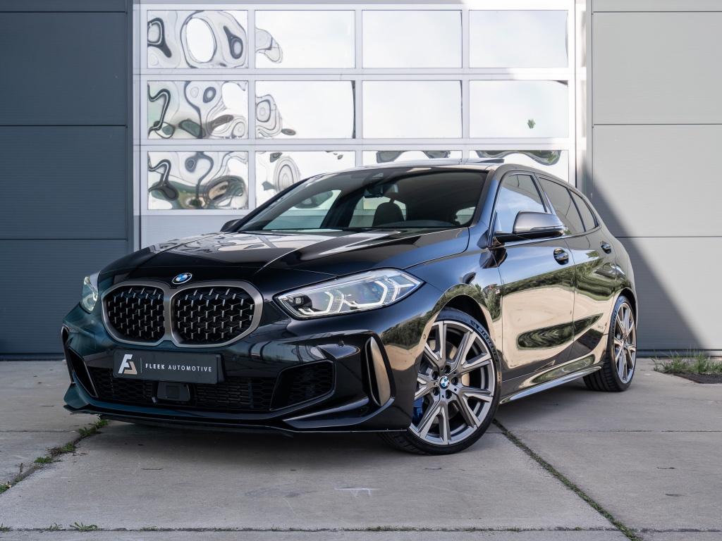 BMW M135i Xdrive | PANO | HEAD UP | HIGH EXECUTIVE | FULL, 1998 cc, 4 cilinders, USB, Zwart