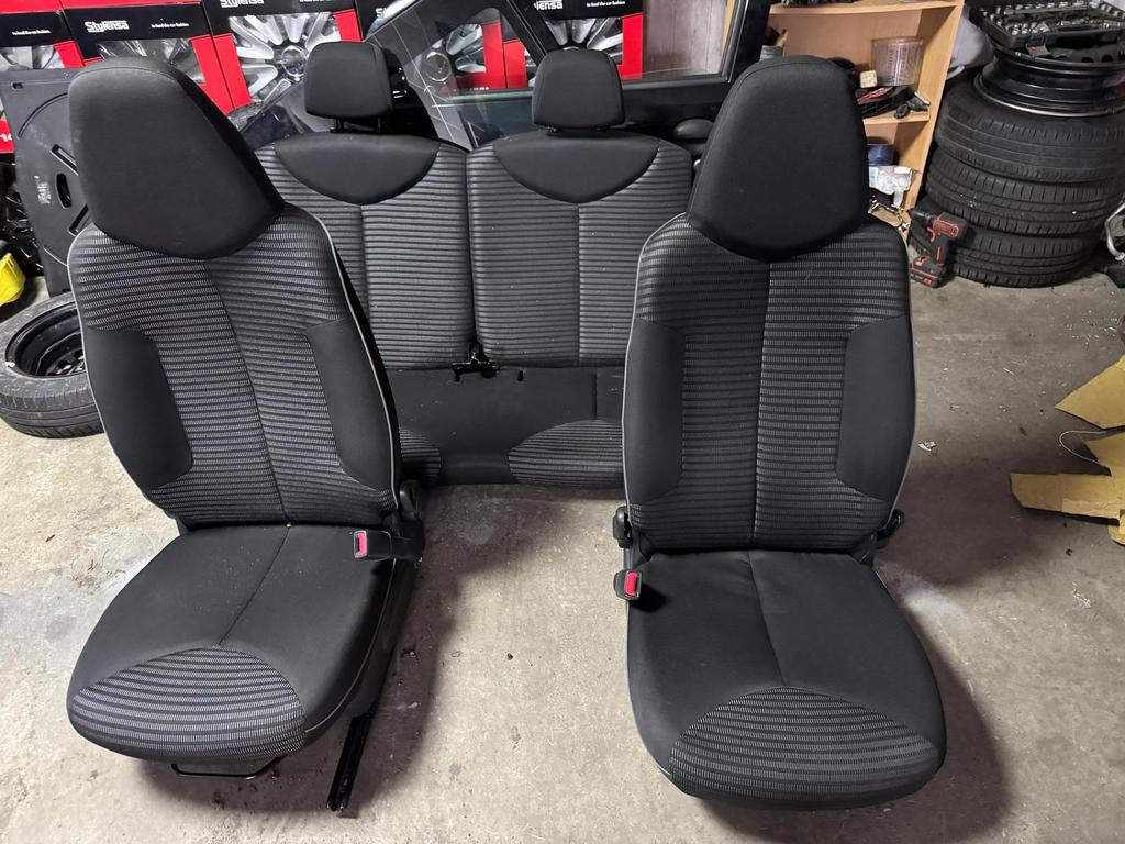Peugeot 107 aygo bekleding set nette staat met airbag, Auto-onderdelen, Ophalen, Peugeot