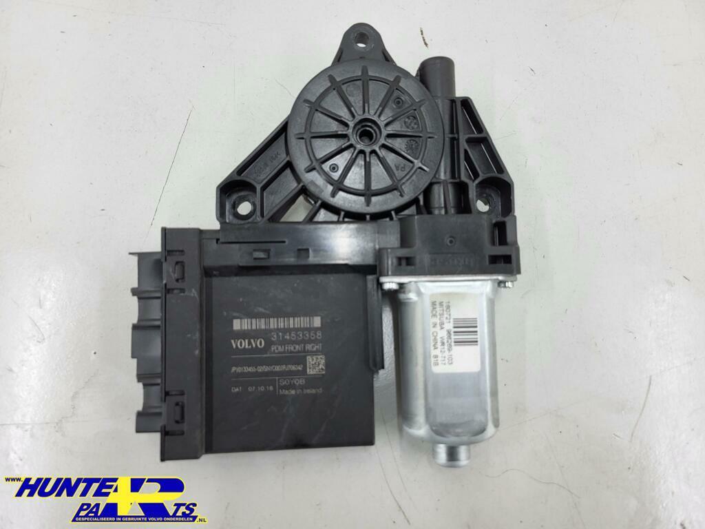 Raammotor rechtsvoor V90('16-'22) 31453358, Gebruikt, Ophalen of Verzenden, Volvo, Volvo