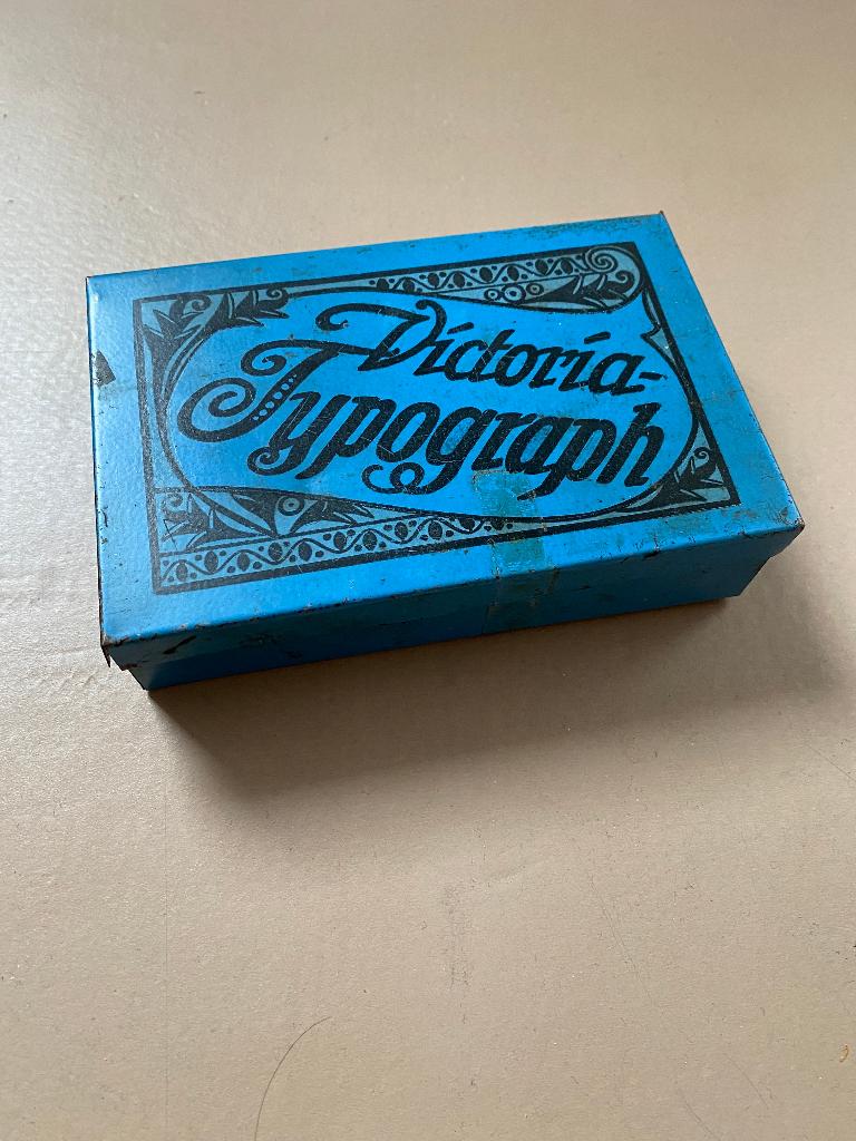 Victoria Typograpgh letterset, Verzamelen, Blikken, Ophalen of Verzenden, Gebruikt, Overige