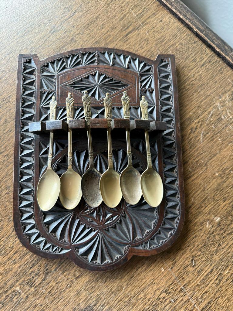 Houten lepelrek met houtsnijwerk en koperen lepeltjes, Antiek en Kunst, Curiosa en Brocante, Ophalen