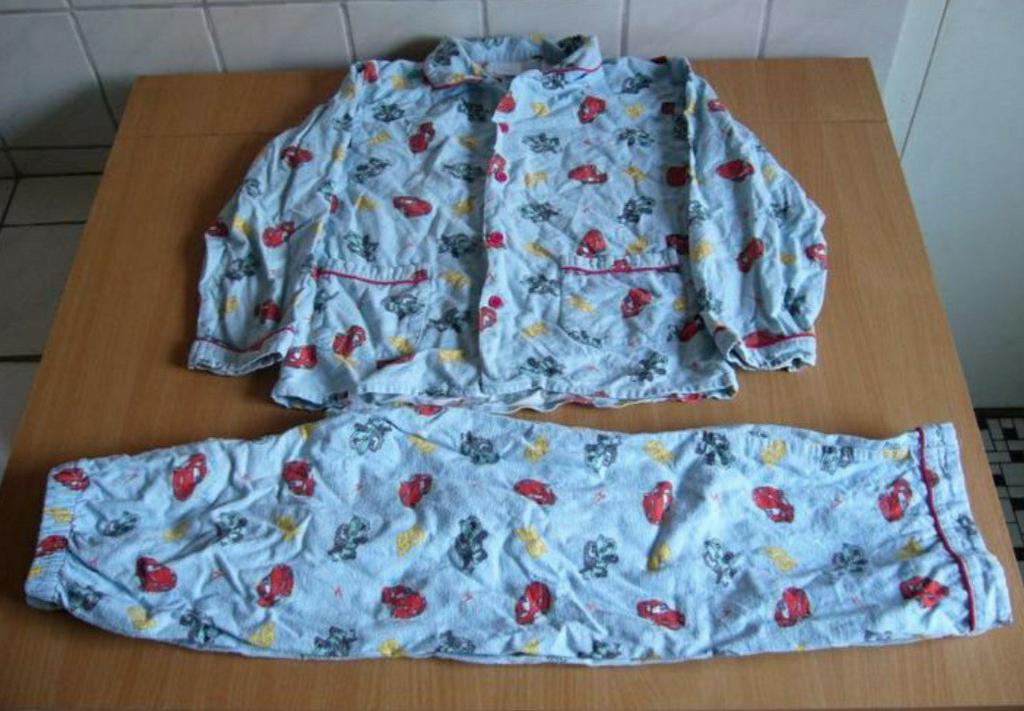 128 - 134 * Pyjama met cars auto's erop, Disney, Nacht- of Onderkleding, Ophalen of Verzenden, Zo goed als nieuw