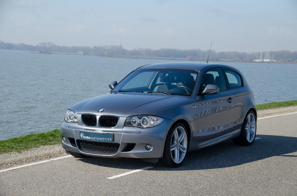 BMW 1-Serie 2.0 116I 3DR 2009 Grijs, Auto's, BMW, 1-Serie, Achterwielaandrijving, 1995 cc, Zwart