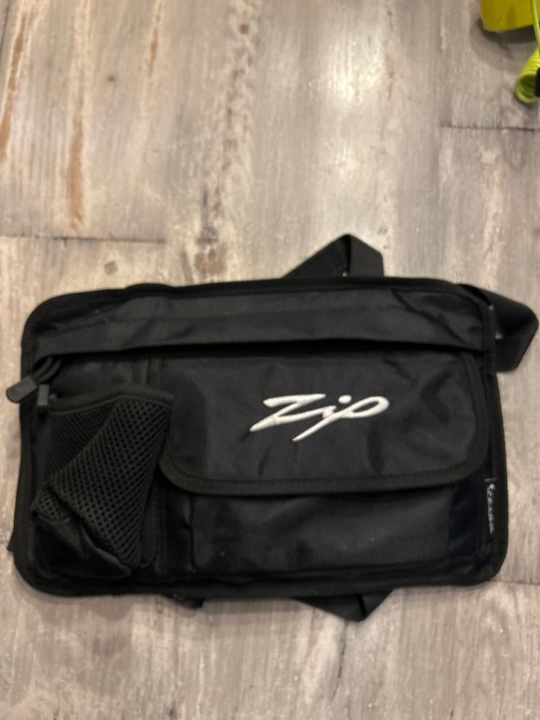 Zwarte Zip tasje - Beenscheeld, Ophalen of Verzenden, Zo goed als nieuw