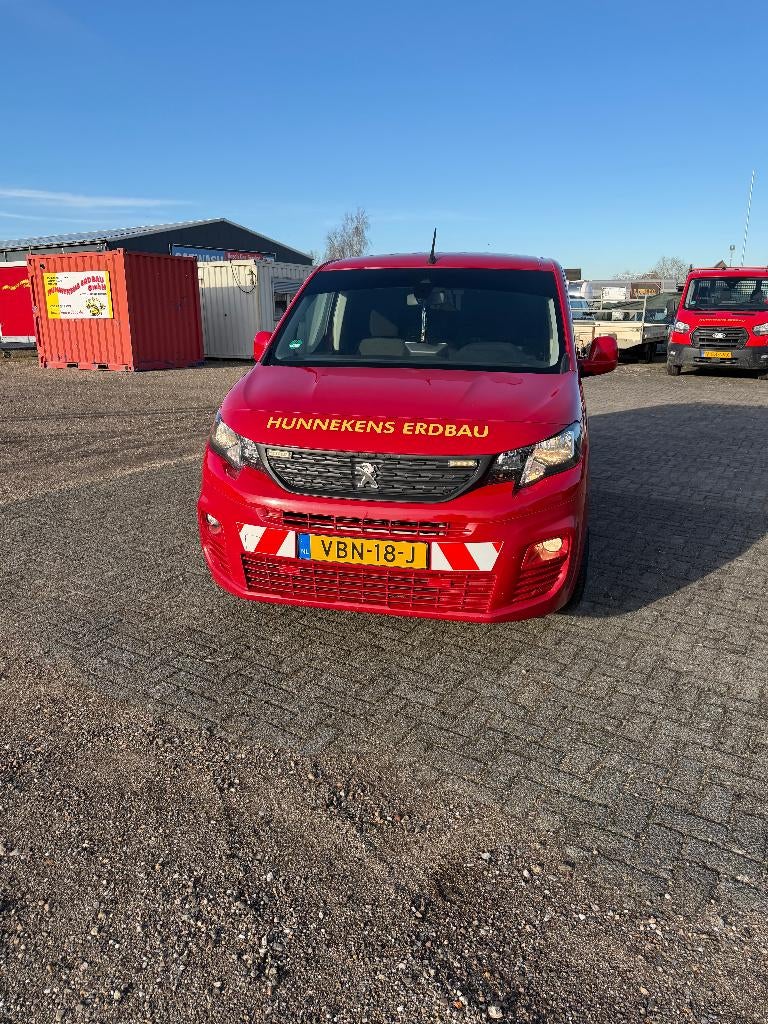 Peugeot Partner 1.5 Bluehdi 100pk 650kg 3-zits 2019 Rood, Auto's, Bestelauto's, Voorwielaandrijving, Stof, 4 cilinders, Bedrijf