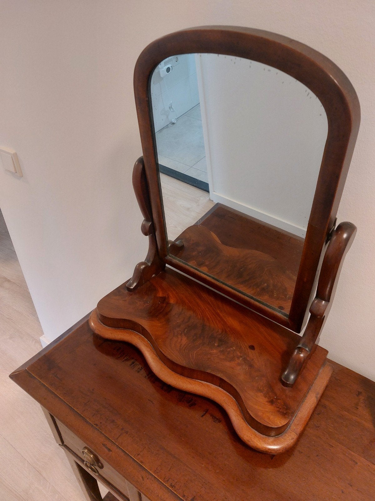Antieke kantelbare tafelspiegel met sierlijk houten frame, Ophalen