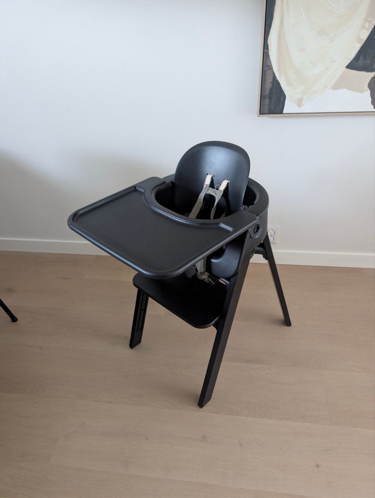 Zwarte Stokke Steps kinderstoel met baby set en eetblad, Kinderen en Baby's, Ophalen, Gebruikt, Meegroeistoel, Gordel(s)