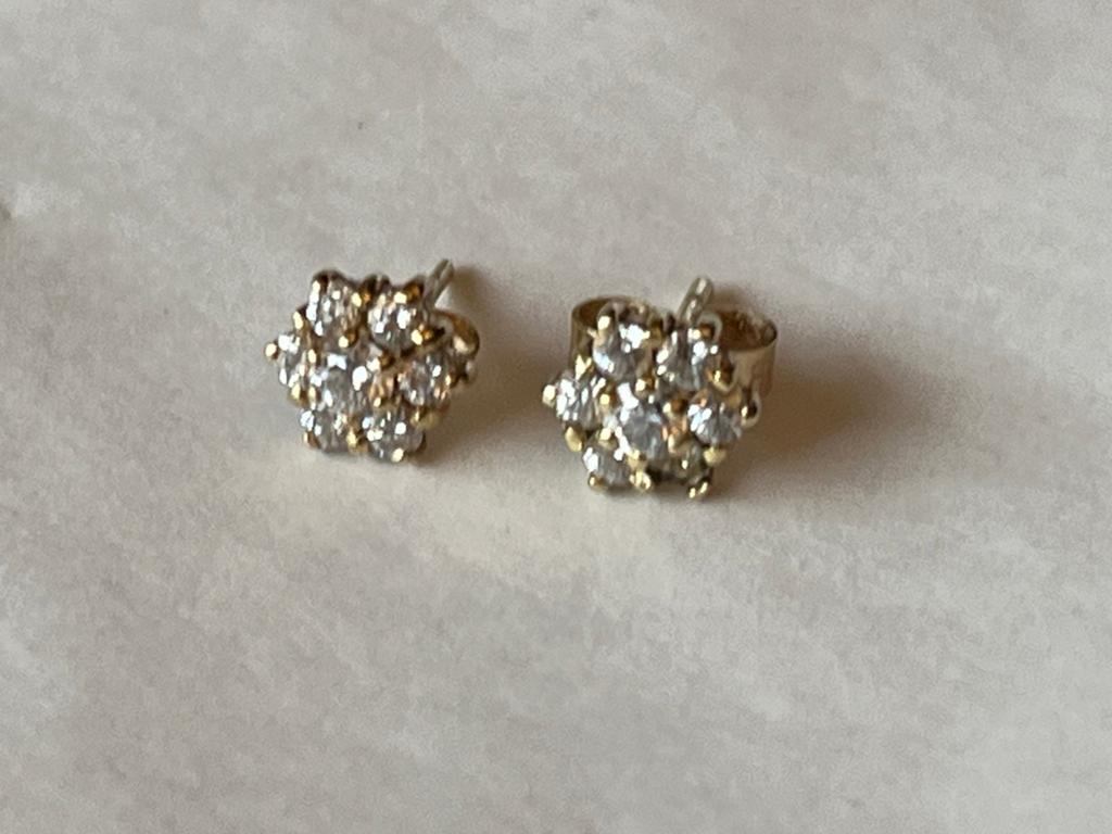 Gouden oorbellen met saffier, 14 CT (585 gekeurd), Verzenden, Zo goed als nieuw, Met edelsteen, Knopjes of Stekers