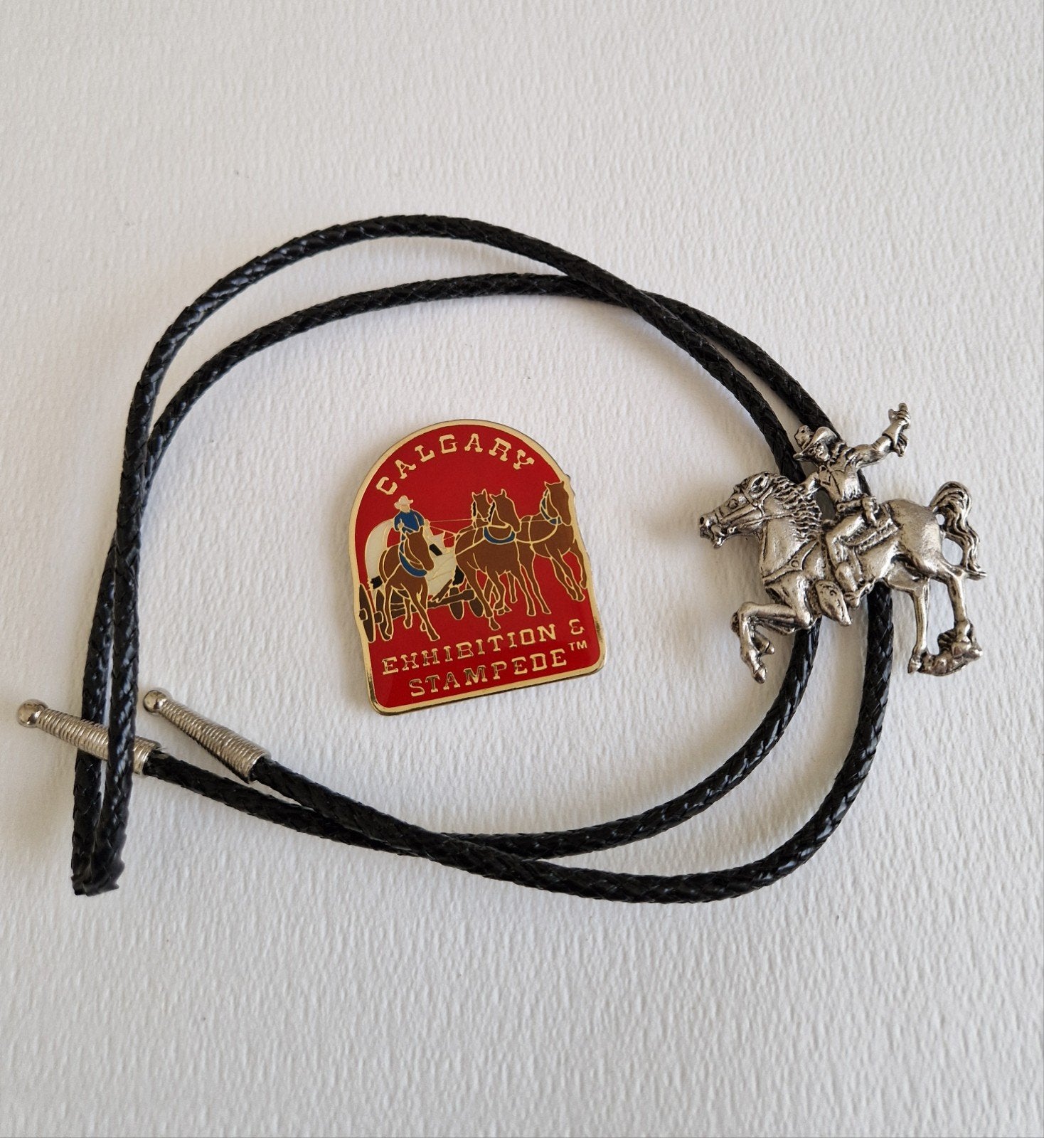 Bolo Tie met paard en cowboy, met embleem, Canada, Ophalen of Verzenden, Zo goed als nieuw, Zwart, Effen