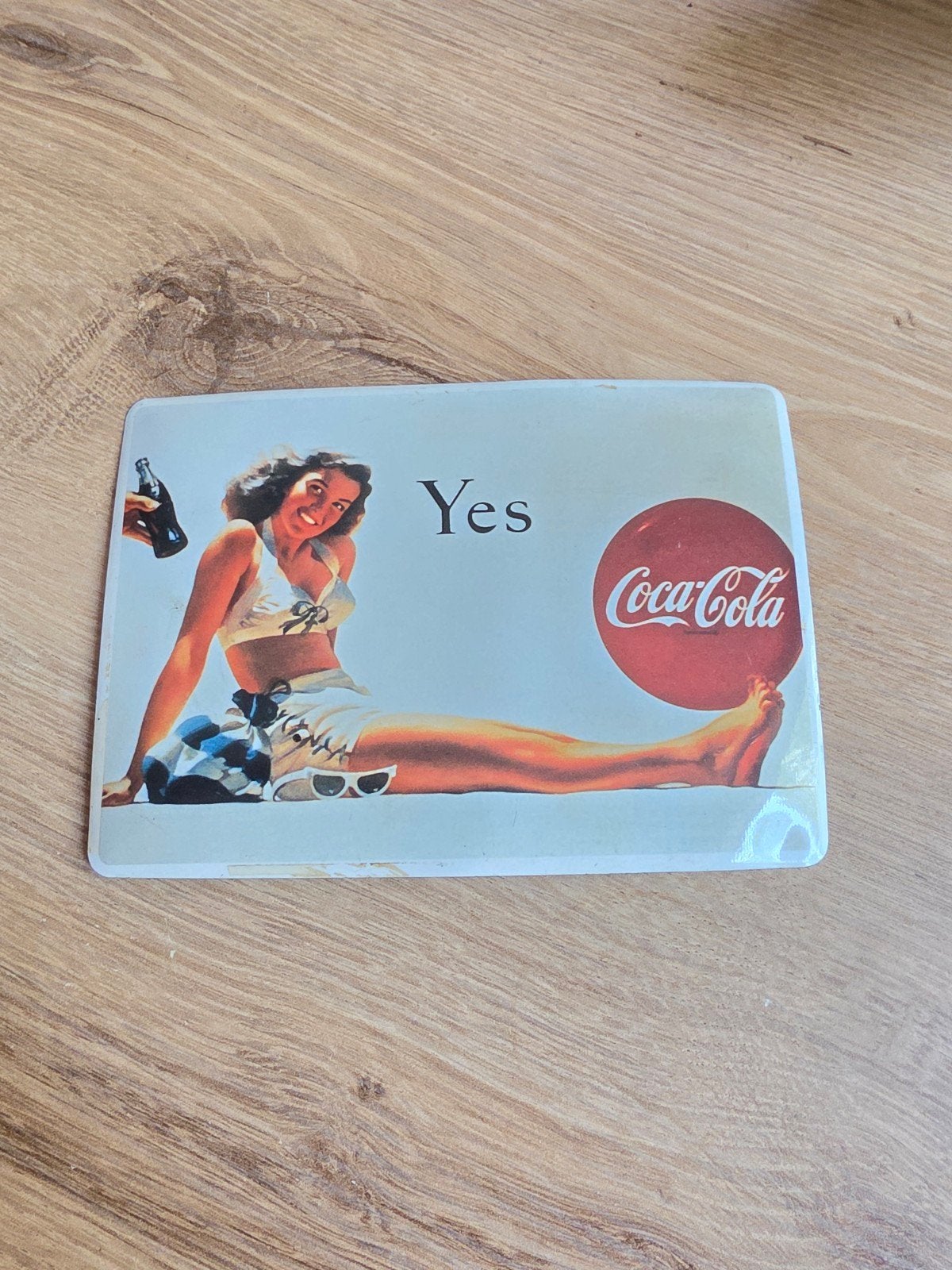 Coca-Cola Pin-up Ansichtkaart - Classic "Yes" (1995), Verzamelen, Ophalen of Verzenden, 1980 tot heden, Ongelopen, Overige thema's
