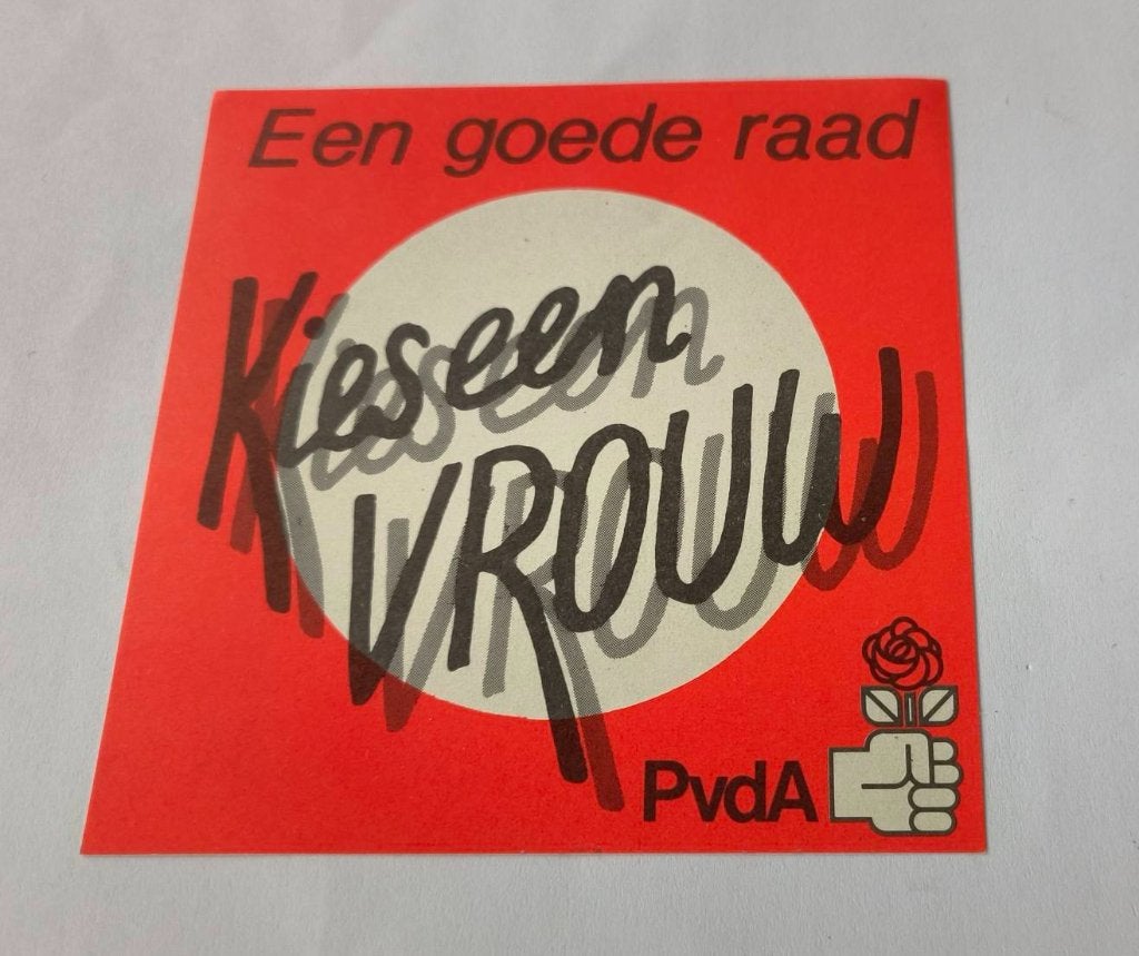 Sticker PvdA een goede raad kies een vrouw, Verzamelen, Stickers, Ophalen of Verzenden, Zo goed als nieuw, Bedrijf of Vereniging