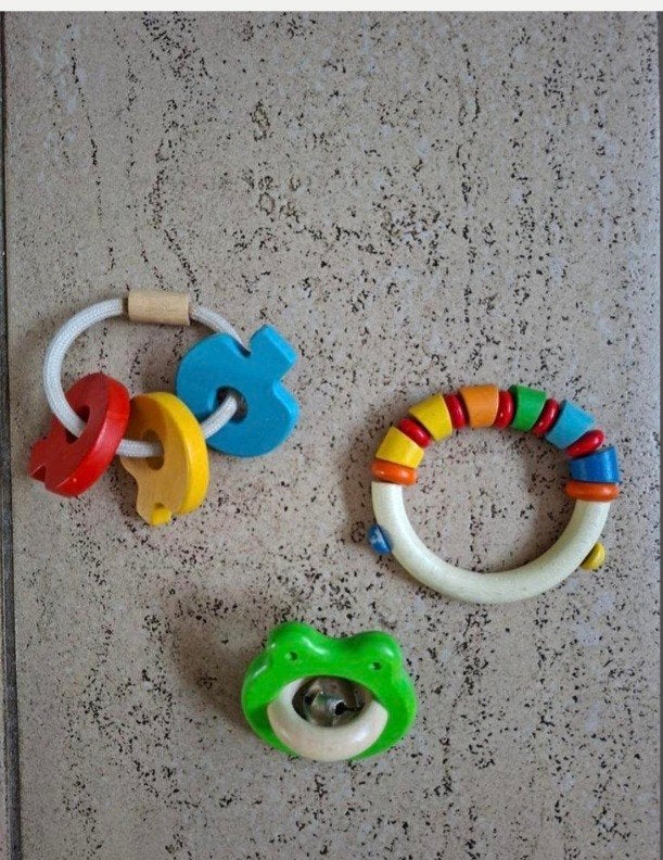 3 houten rammelaars baby. Kikker, sleutels en kralen, Ophalen of Verzenden