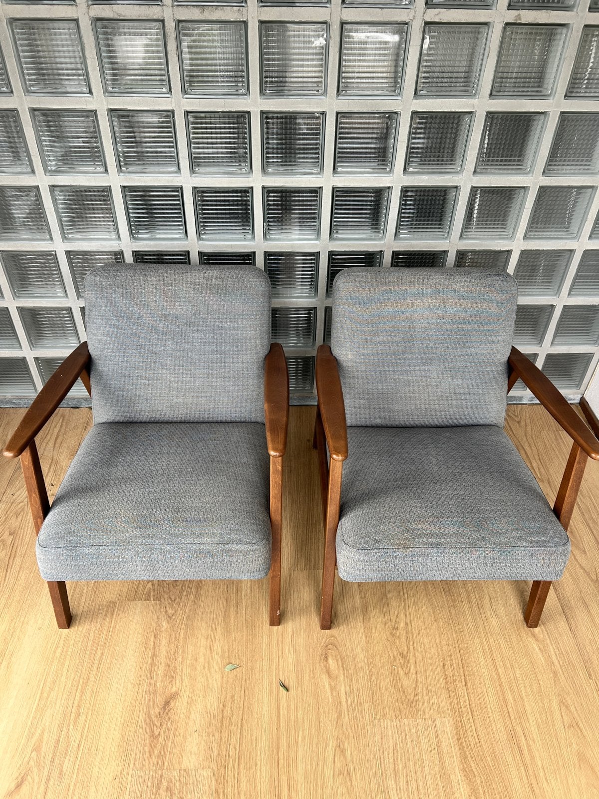 Twee gebruikte Ekenaset stoelen - stof verkleurd, Ophalen, Gebruikt, Twee, Grijs