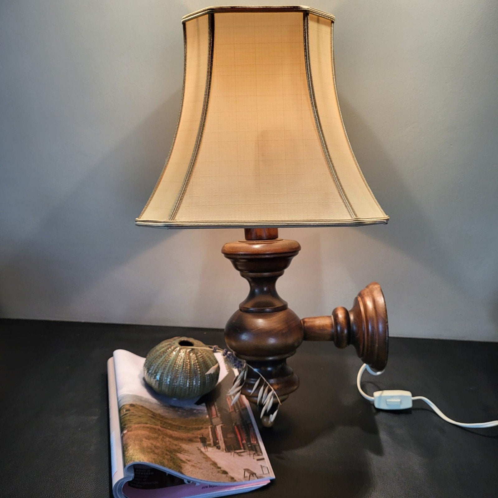 Houten wandlamp met stoffen kap - 60cm hoog, 22cm diep, Ophalen of Verzenden