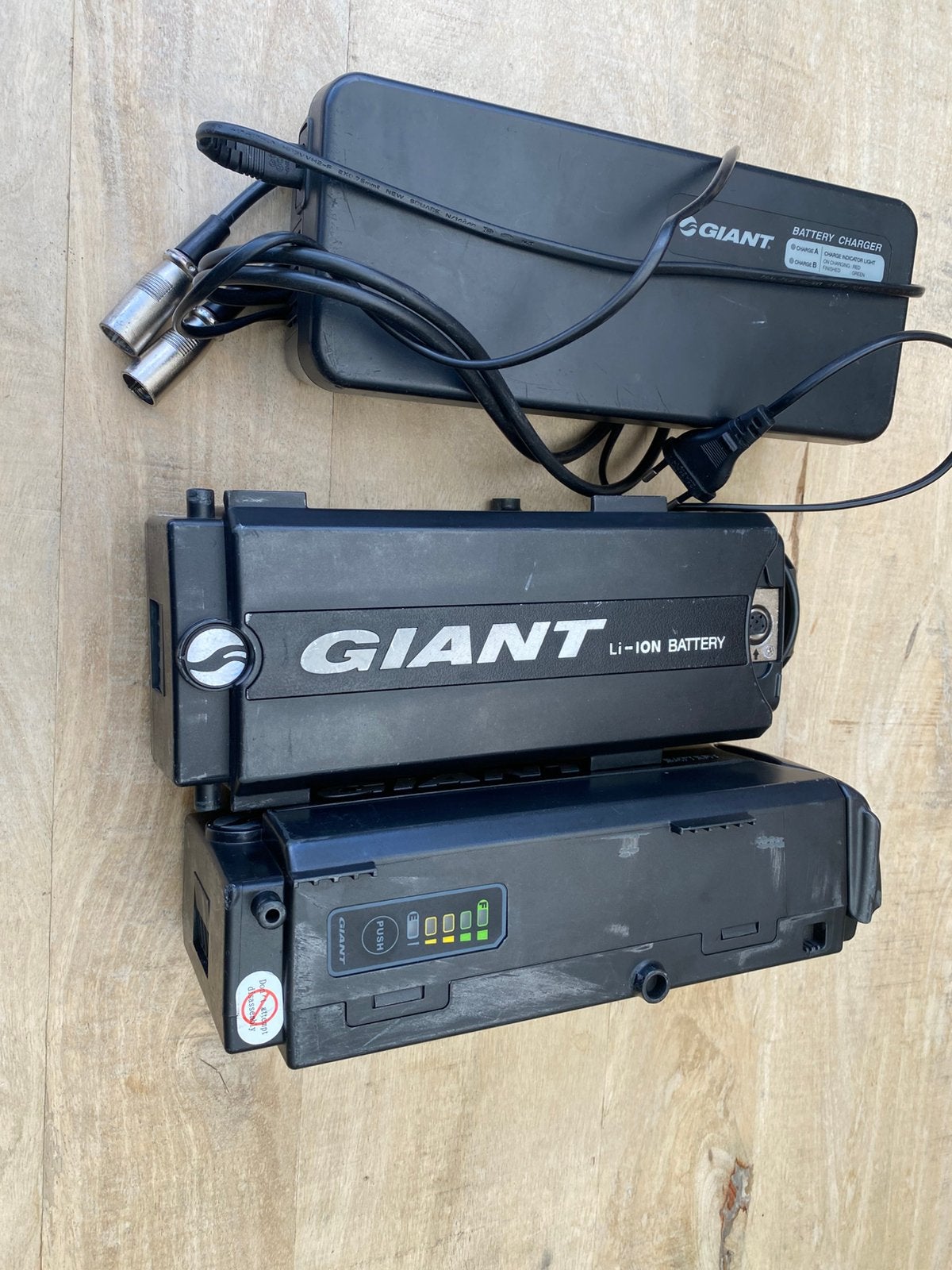Giant accu + oplader accu's 36 volt, Zo goed als nieuw