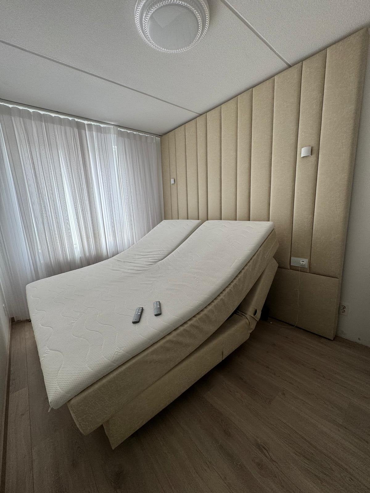 Elektrische Boxspring 180x200 met XXL Hoofdbord Leer, Overige materialen, Beige, Tweepersoons, Ophalen of Verzenden