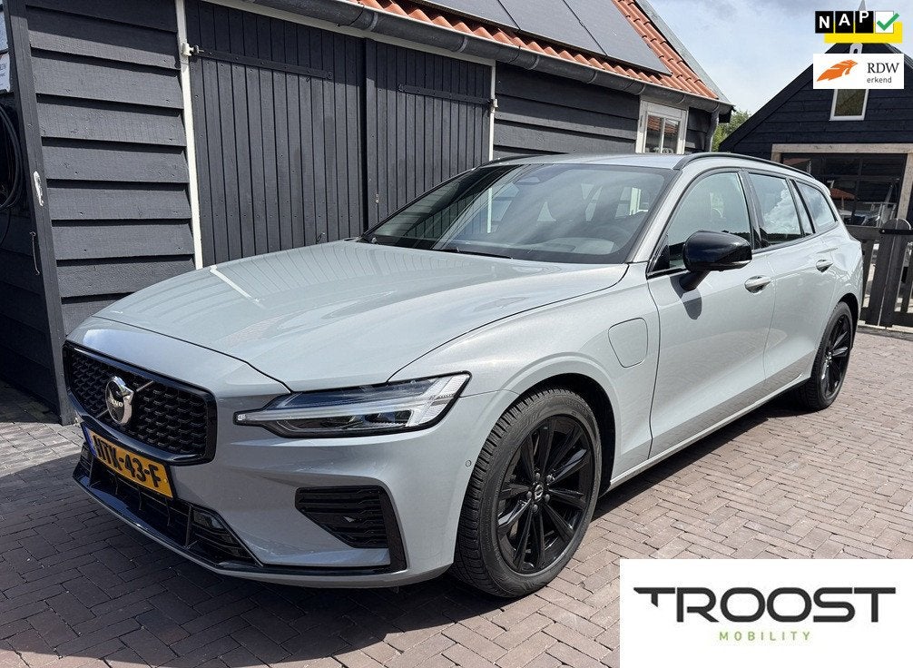 Volvo V60 2.0 T6 Plug-in hybrid AWD Plus Dark R-design|Trekh, Auto's, Volvo, Automaat, 4 cilinders, Skiluik, Zilver of Grijs