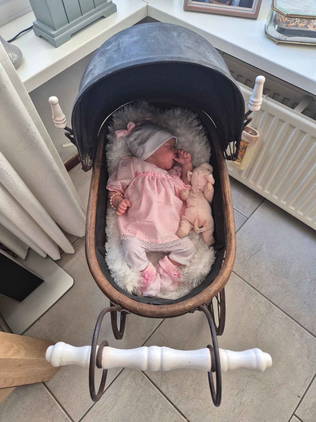 Levensechte handgemaakte pop met antieke kinderwagen, Verzamelen, Poppen, Ophalen, Zo goed als nieuw, Pop, Levensecht of Reborn