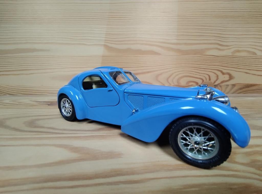 Bugatti Atlantic (1936) -schaalmodel Burago 1:24, Ophalen of Verzenden, Zo goed als nieuw, Auto, Bburago