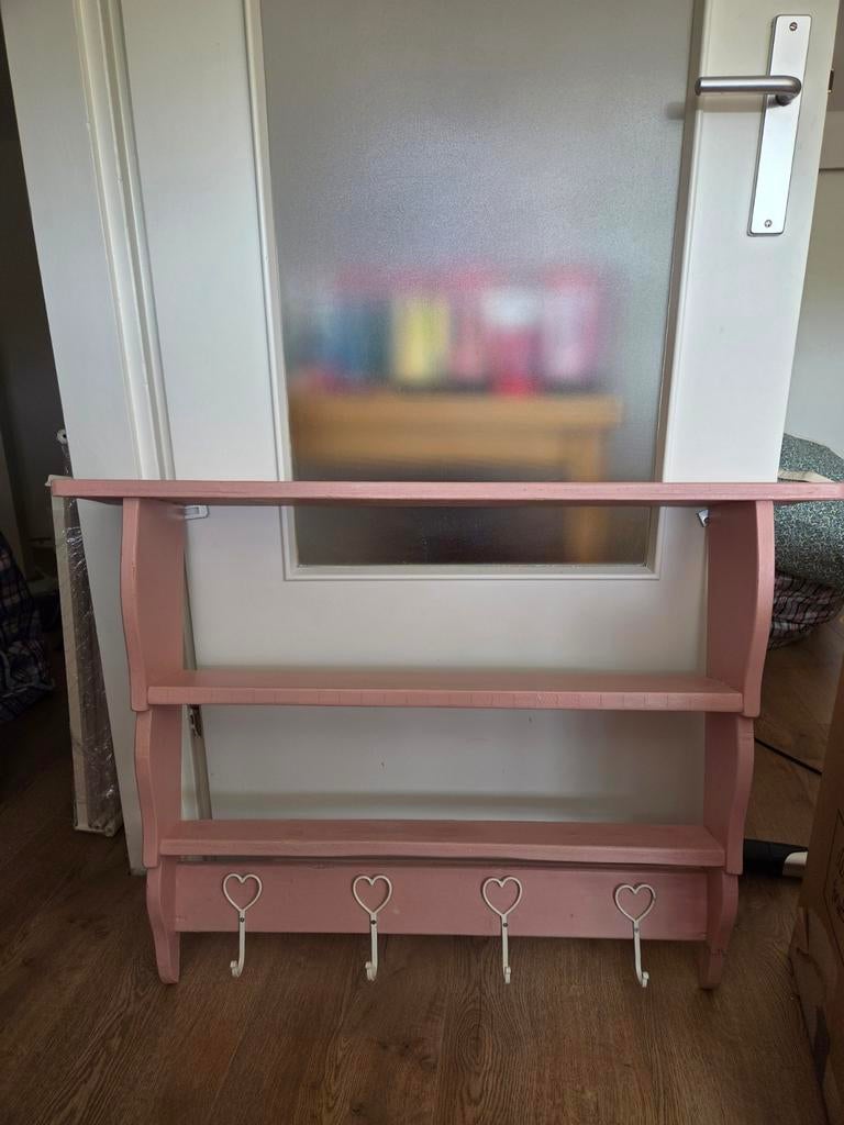 Roze brocante kapstok/wandrek met hartjes haken en planken, Huis en Inrichting, Woonaccessoires | Kapstokken, Gebruikt, Minder dan 100 cm
