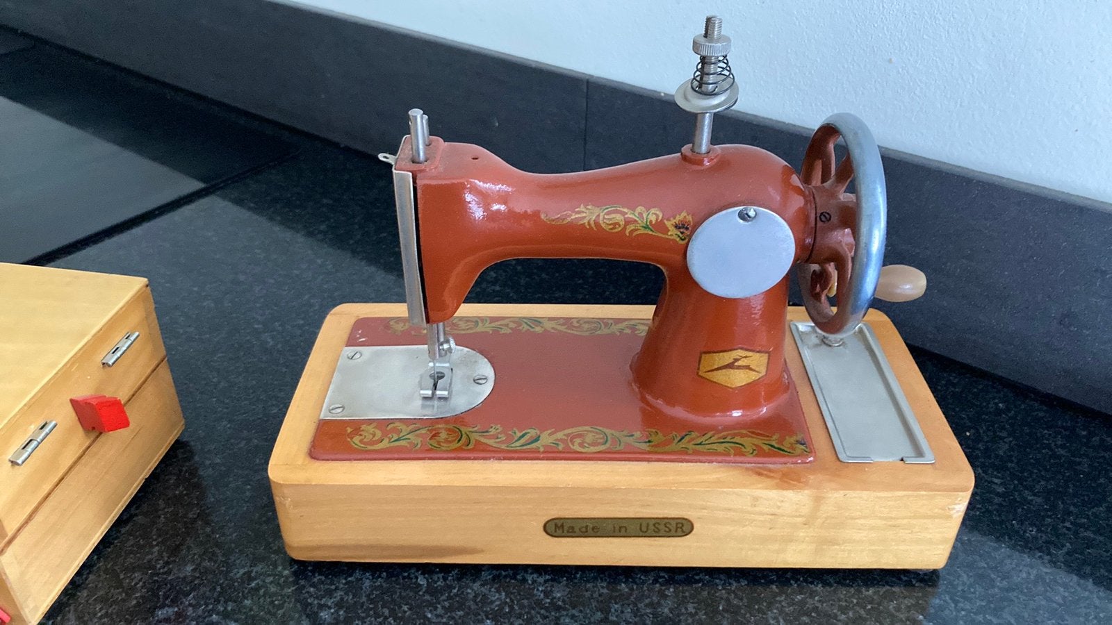 Kindernaaimachine met naaikistje, Antiek en Kunst, Ophalen