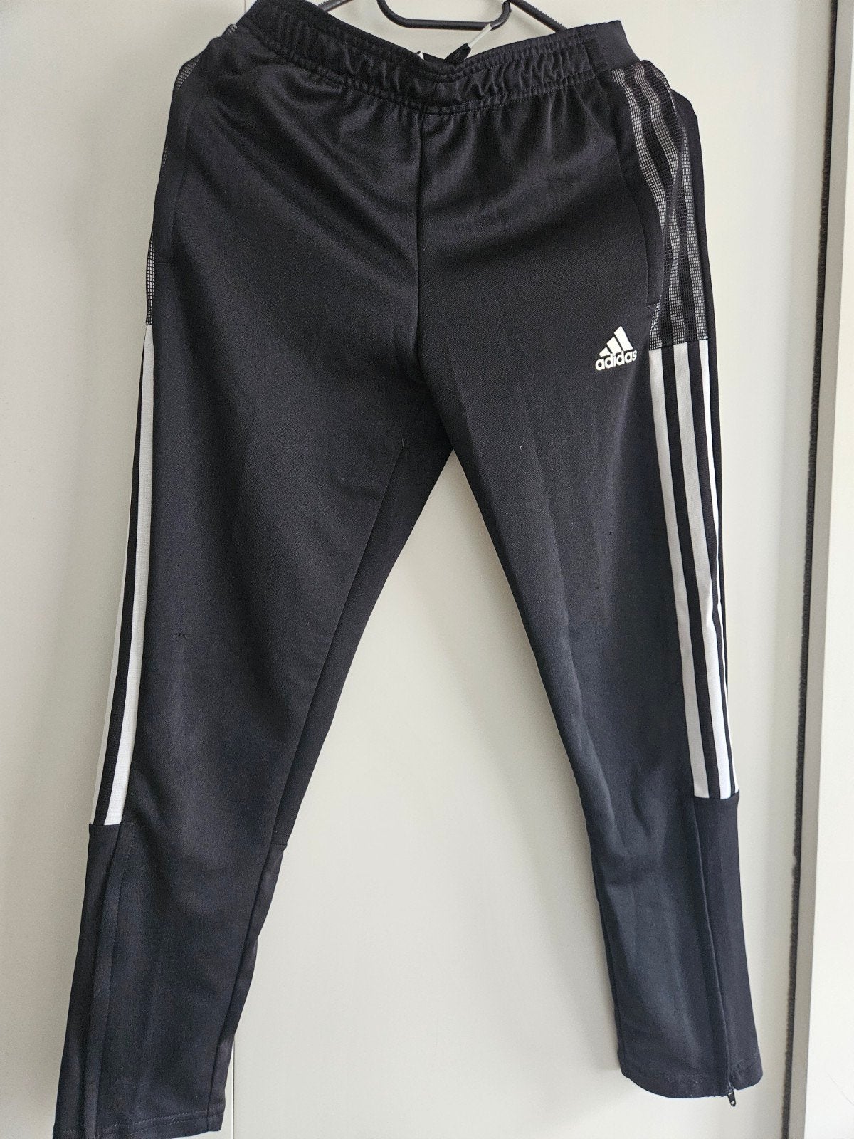 Adidas trainingsbroek maat 152 (11-12 jaar), Kinderen en Baby's, Kinderkleding | Maat 152, Broek, Adidas, Jongen of Meisje, Ophalen of Verzenden