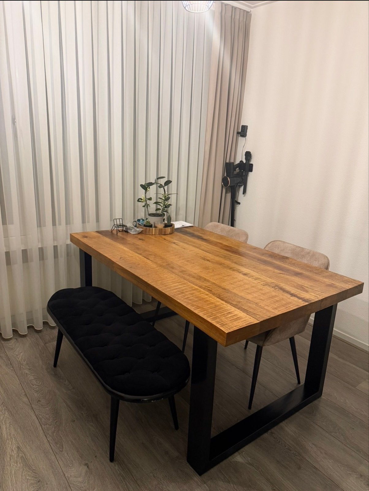 Eikenhouten eettafel en salontafel met metalen onderstel, Eikenhout, Zo goed als nieuw, 150 tot 200 cm, Vier personen