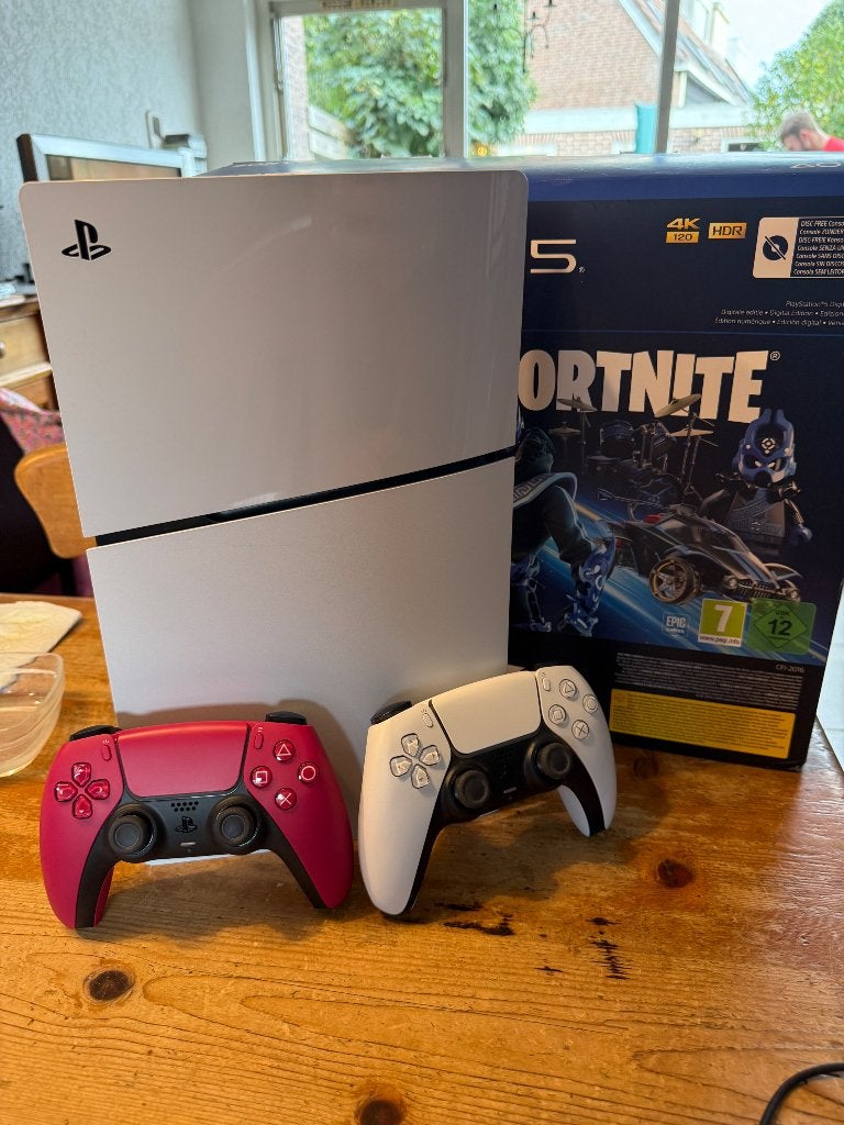 PlayStation 5 Digital + 2 controllers
