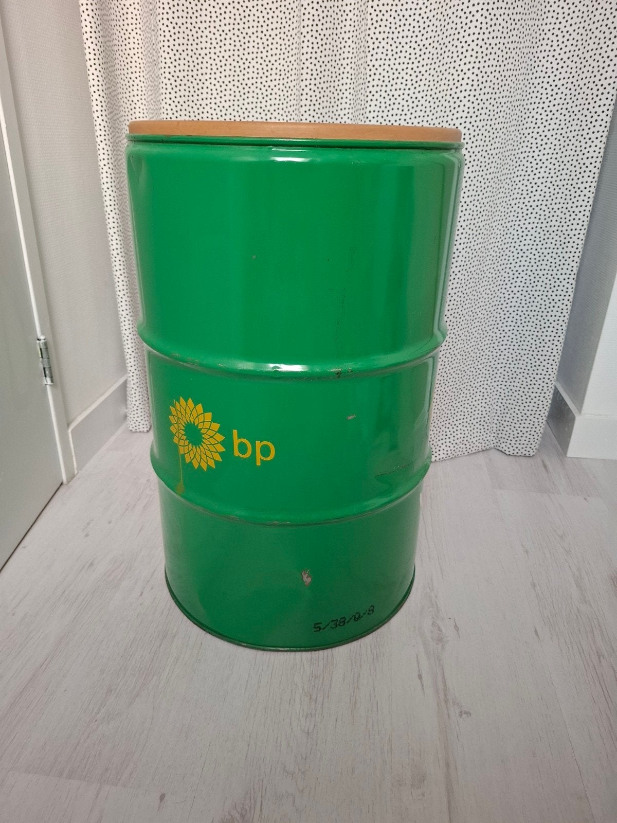 Uniek BP Olievat Tafeltje - Groen met Houten Blad, Ophalen, Rond, Minder dan 55 cm, 45 tot 60 cm
