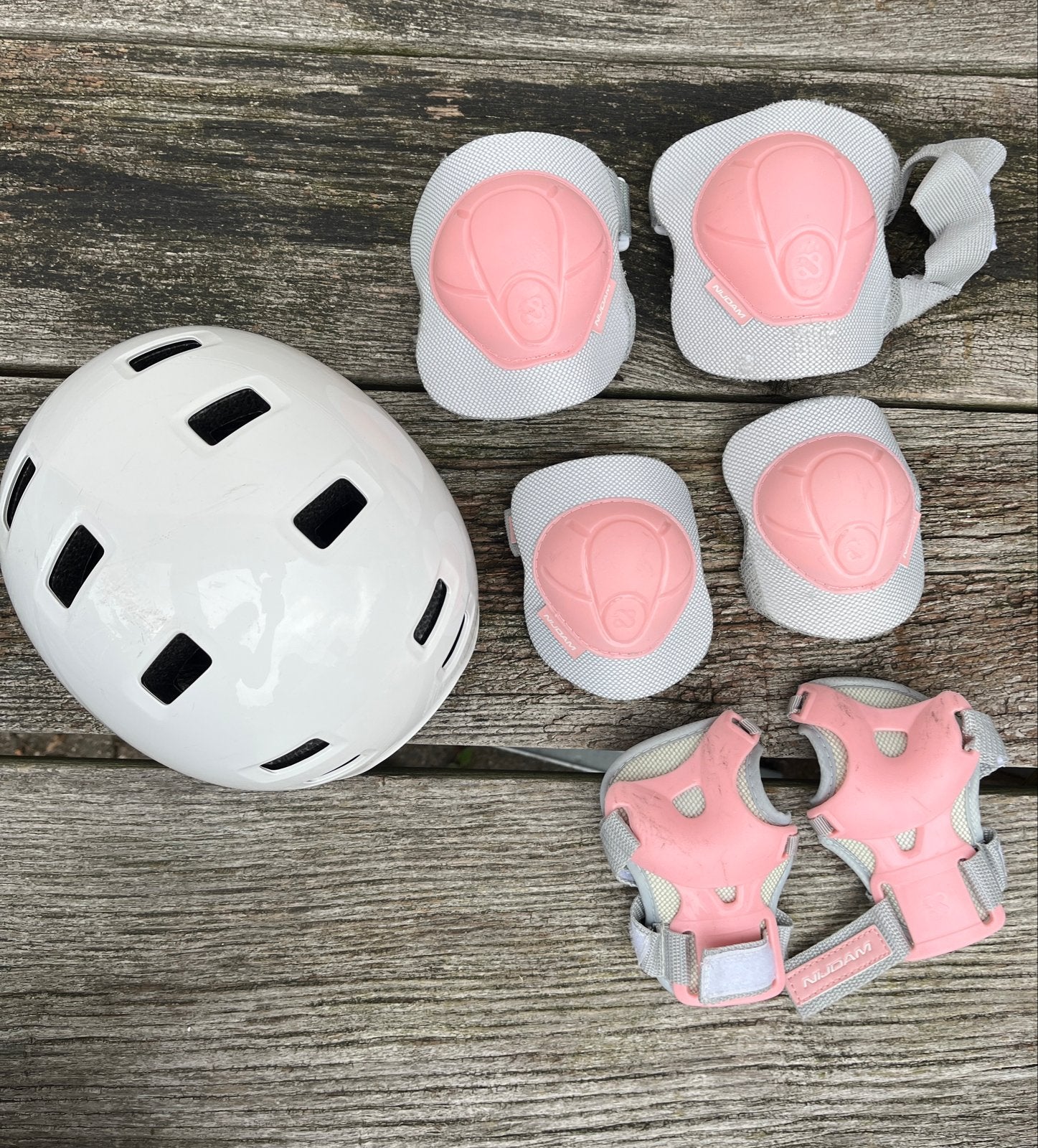 Kinder beschermset: Helm (Decathlon) & Beschermers (Nijdam), Kinderen en Baby's, Speelgoed | Buiten | Rolschaatsen, Ophalen, Gebruikt