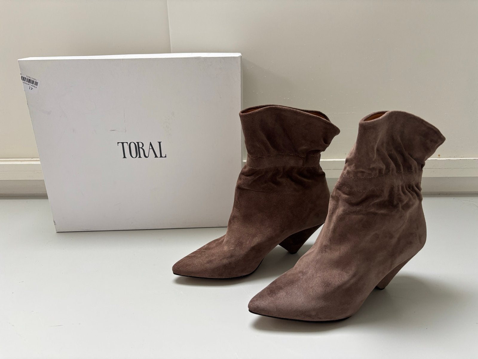 Nieuwe Toral  slouchy suède enkellaarsjes - Taupe - Maat 36, Bruin, Lage of Enkellaarzen, Nieuw, Ophalen of Verzenden