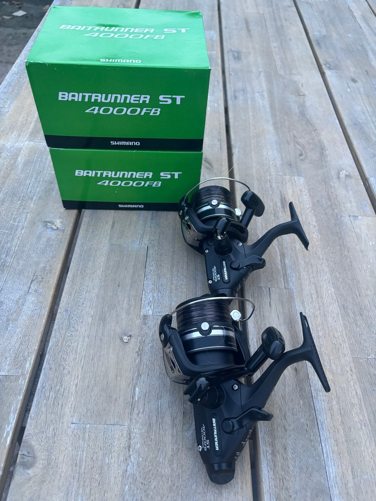 2x Nieuwe Shimano Baitrunner ST 4000FB Molens, Ophalen of Verzenden, Nieuw, Molen