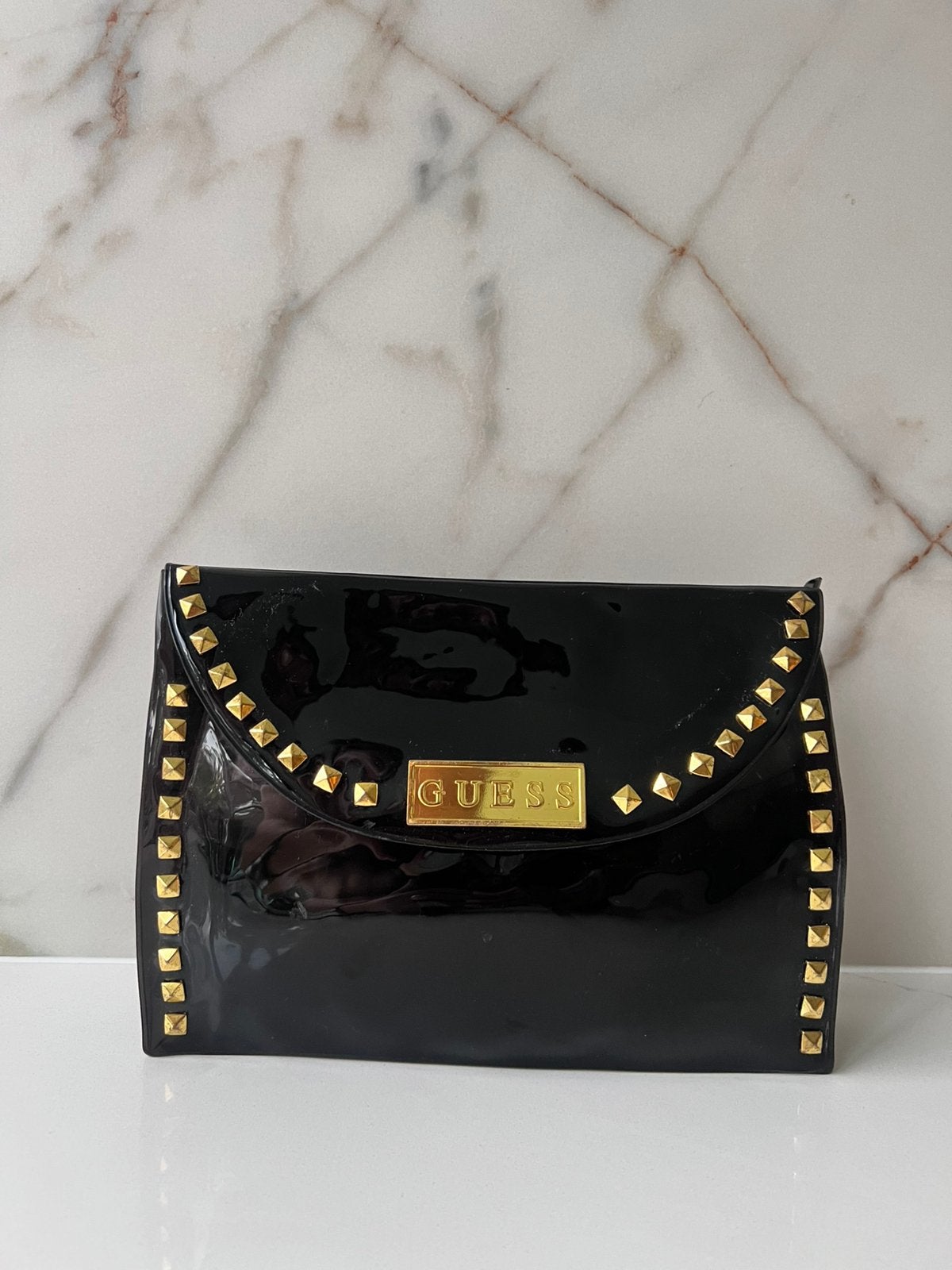 GUESS ZWART KUNSTSTOF MET GOUDEN STUDS CLUTCH / ETUI TAS, Ophalen of Verzenden, Zo goed als nieuw, Zwart, Handtas