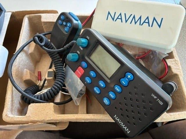 Navman VHF7100 inbouwmodel marifoon, complete set in de doos, Watersport en Boten, Ophalen of Verzenden, Gebruikt, Communicatie