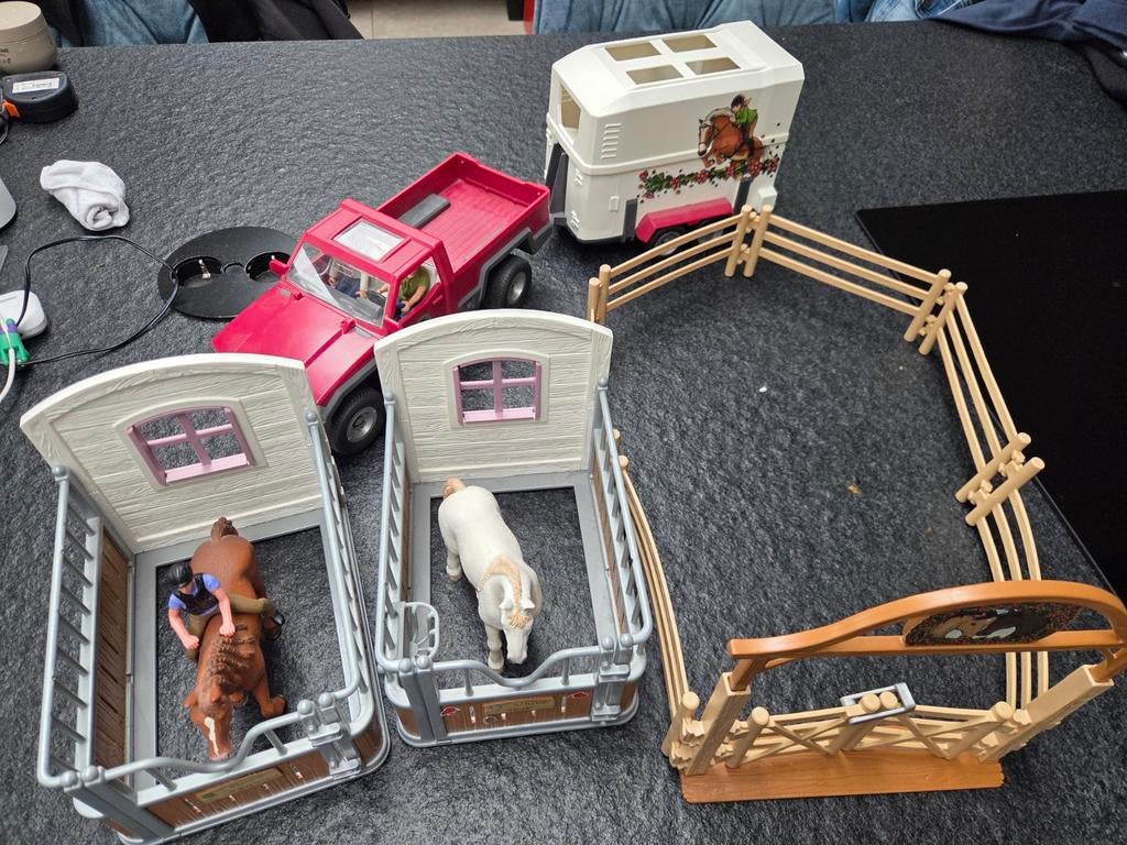 Schleich Paardenset: Pick-up, Trailer, Boxen en Omheining, Ophalen of Verzenden, Gebruikt