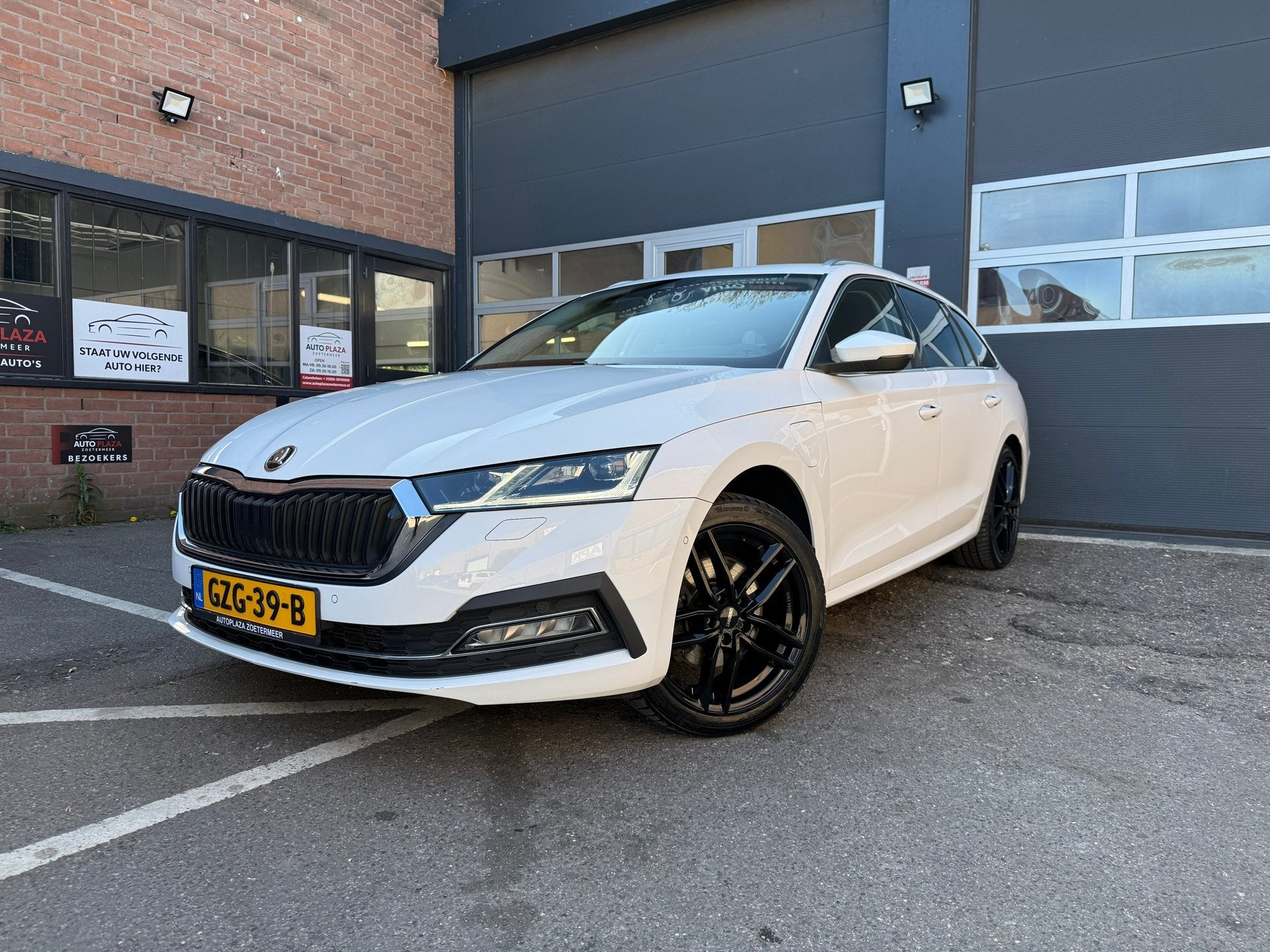 Skoda Octavia Combi 1.4 TSI iV PHEV Business Edition Plus, Gebruikt, Euro 6, 150 pk, Wit