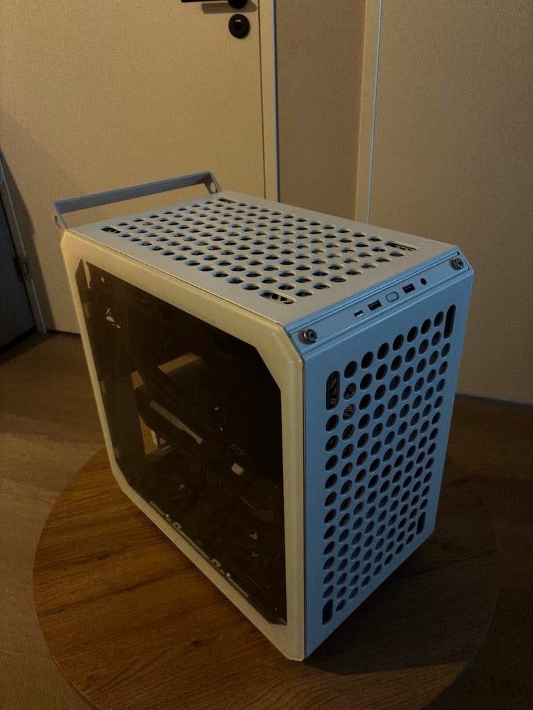 High-End Gaming Setup - Ryzen 7 9850X3D/RX 9070 XT OC/500Hz, Computers en Software, Computerbehuizingen, Ophalen, Zo goed als nieuw