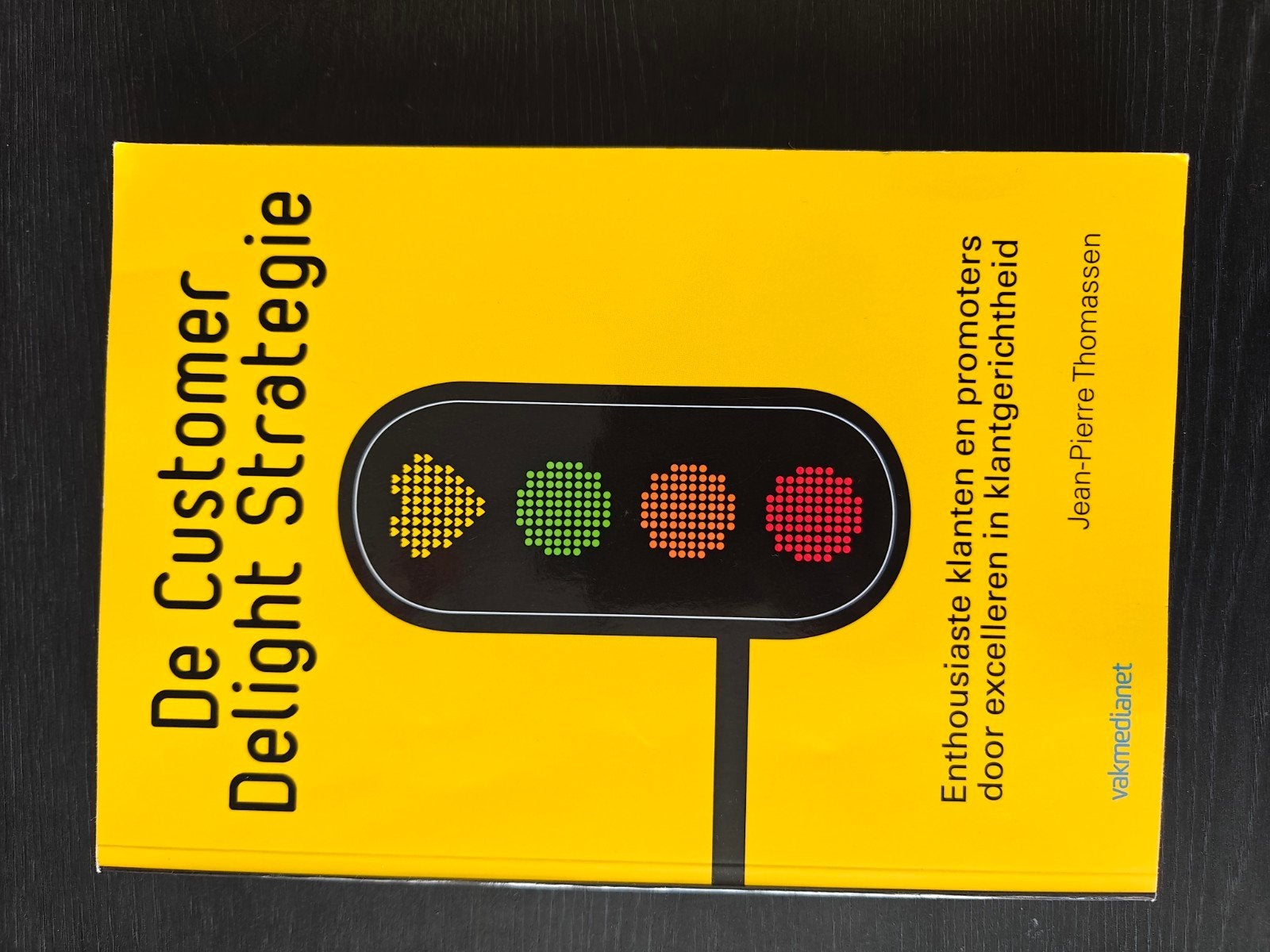 De Costumer Delight Strategie, Jean-Pierre Thomassen, Verzamelen, Speldjes, Pins en Buttons, Ophalen of Verzenden, Zo goed als nieuw