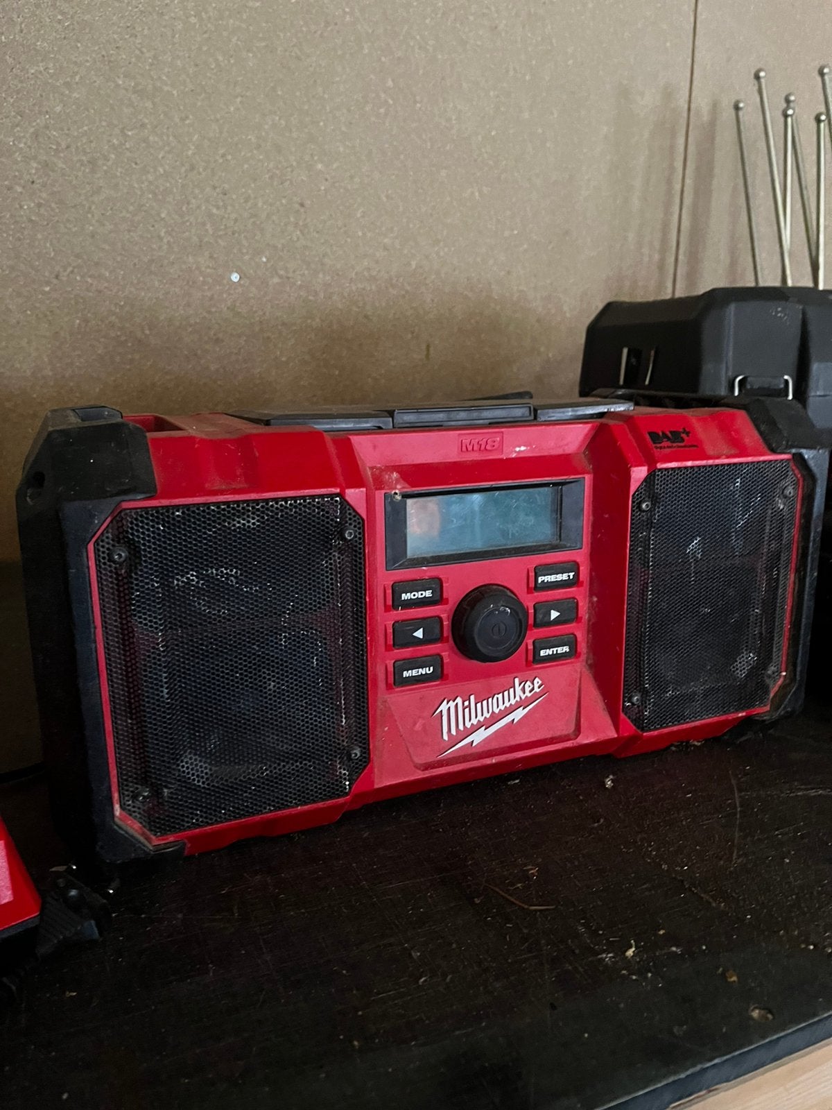 Milwaukee bouwradio met accu en lader, Ophalen of Verzenden, Zo goed als nieuw, Bouwradio