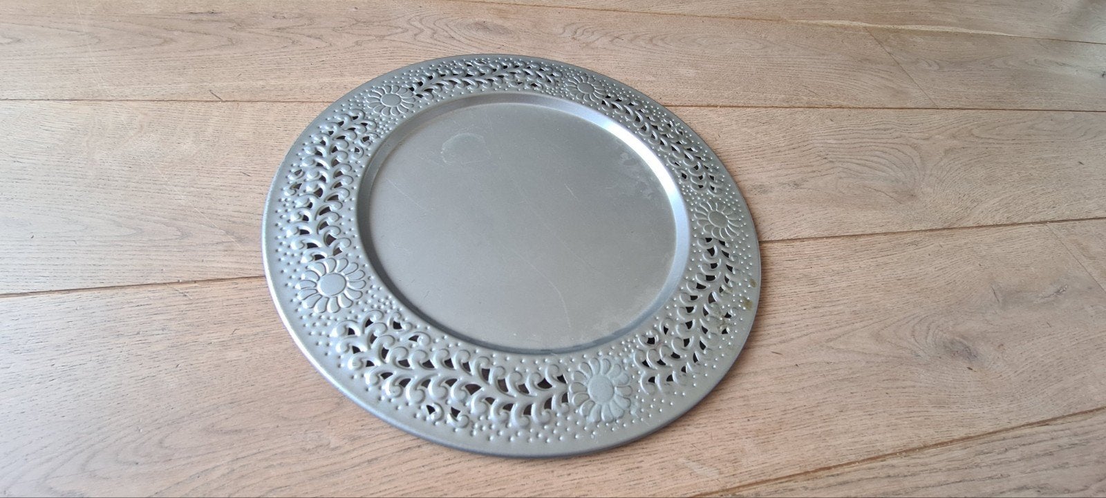 Decoratieve zilverkleurige schaal met bloemenpatroon, Gebruikt, Schaal, Rond, Ophalen of Verzenden