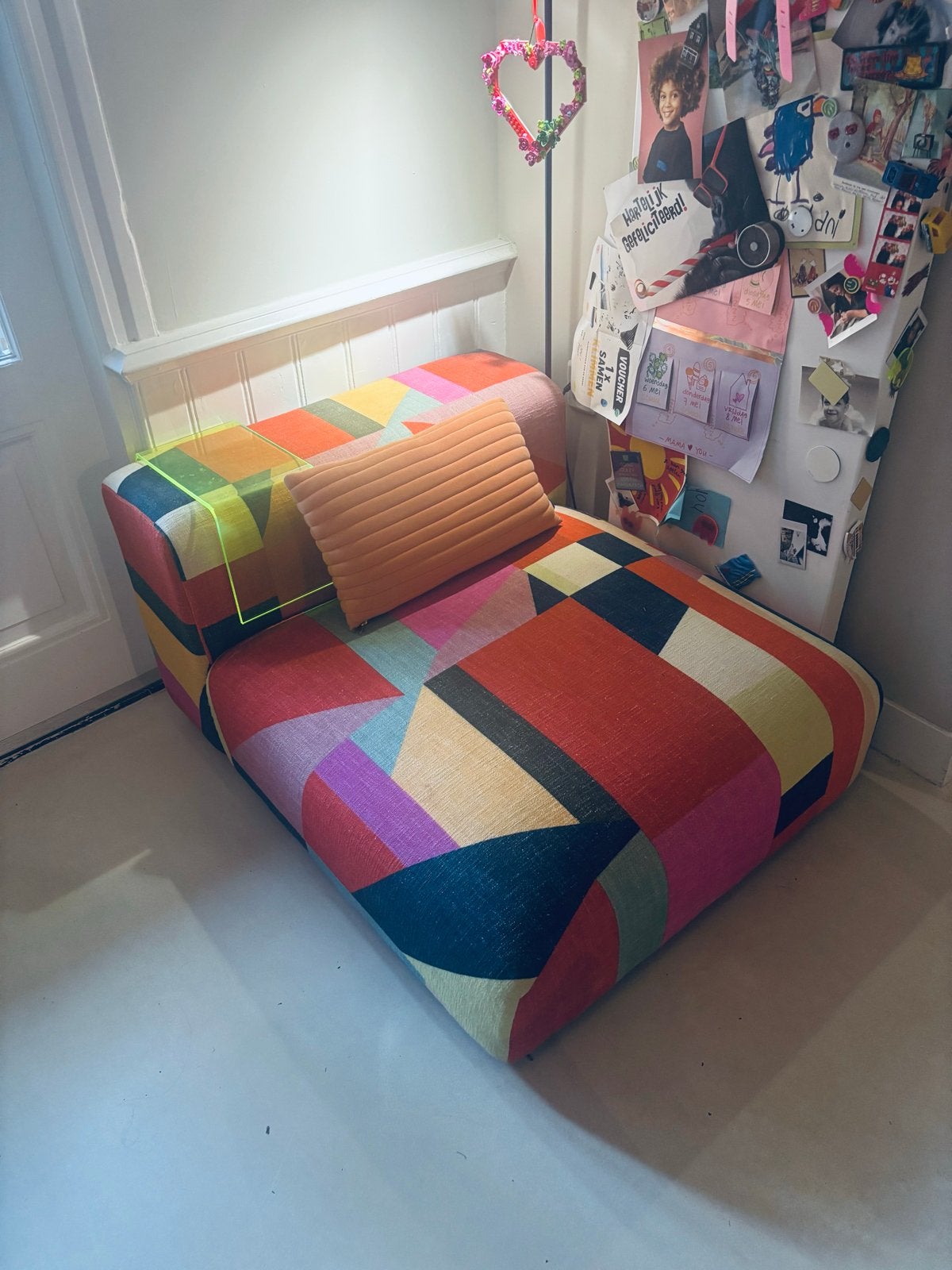Foto 3 van Unieke Lounge Fauteuil - Grafisch Gekleurd Design