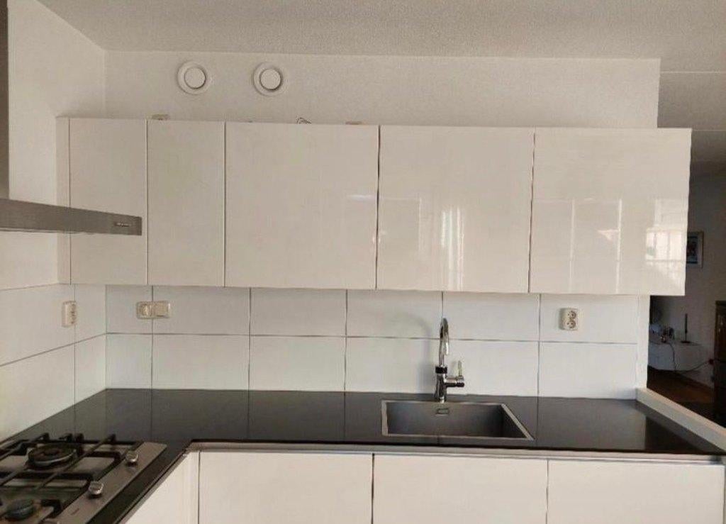 Nette witte greeploze hoogglans hoekkeuken GEDEMONTEERD, Huis en Inrichting, Keuken | Complete keukens, Wit, Hoekkeuken, Ophalen of Verzenden