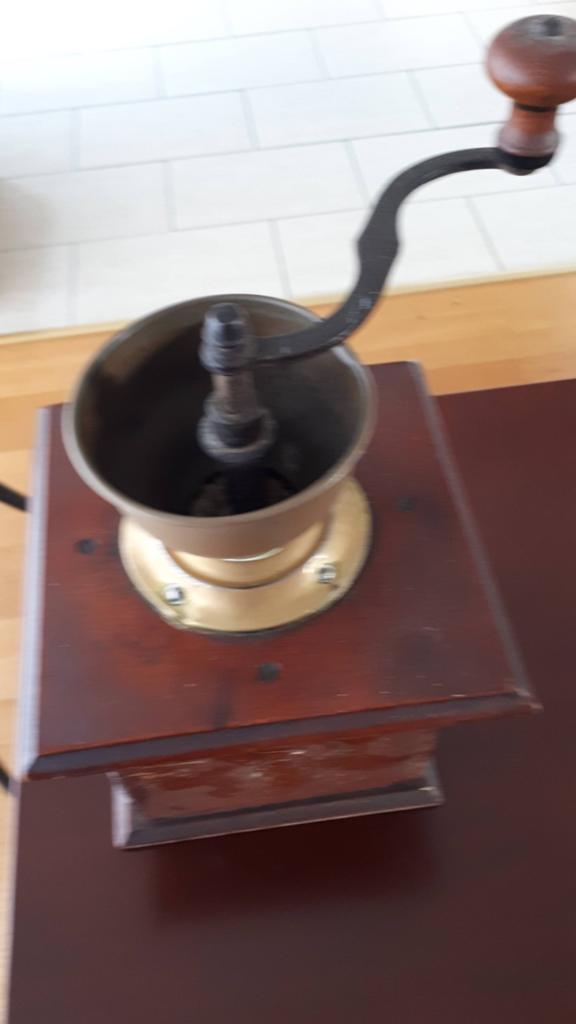 Antieke handmatige koffiemolen, Ophalen