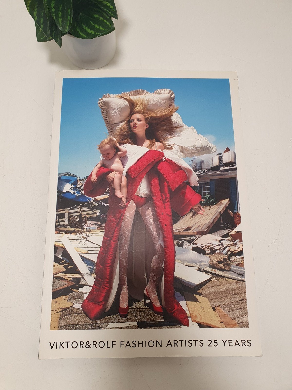Viktor & Rolf – Fashion Artists 25 Years, Boeken, Gelezen, Ophalen of Verzenden, Loriot, Mode algemeen