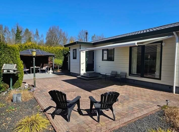 CHALET TE KOOP RCN-ZEEWOLDE OP HEERLIJKE RUIME HOEKPLAATS, Caravans en Kamperen