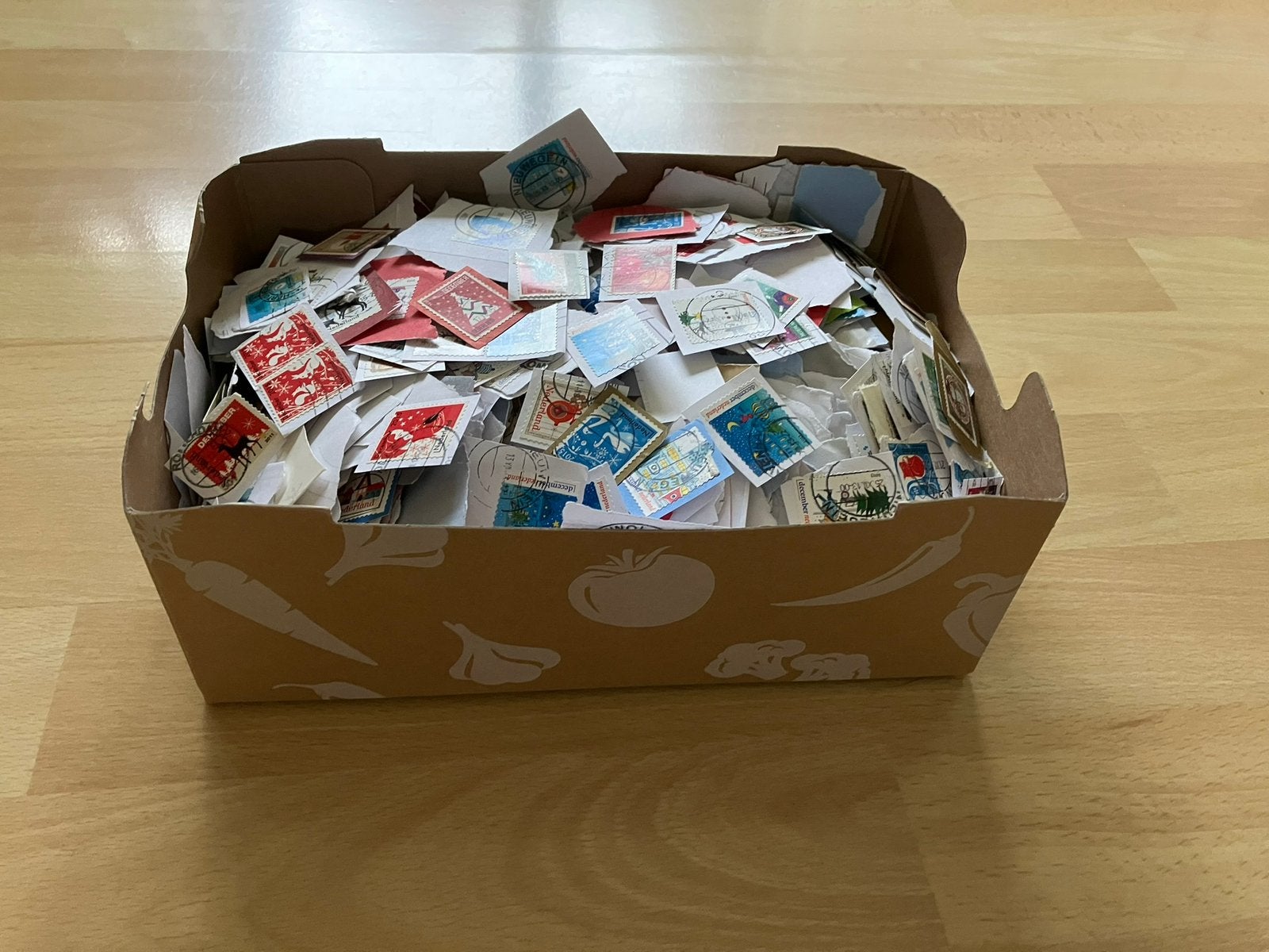 Doos vol decemberzegels 2011 t/m 2016 gestempeld op papier, Postzegels en Munten, Ophalen of Verzenden, Na 1940, Gestempeld