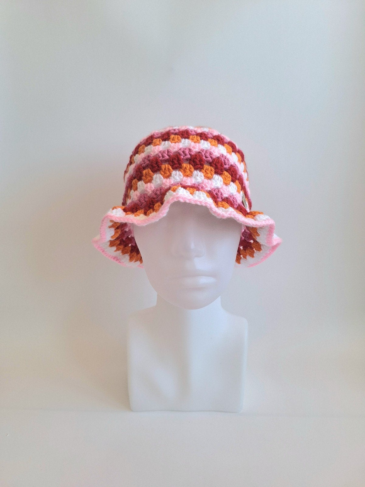 Gehaakte bucket hat/vissershoedje Pride lesbische vlag, Ophalen of Verzenden, Nieuw, 56 of 57 cm (M, 7 of 7⅛ inch), Hoed