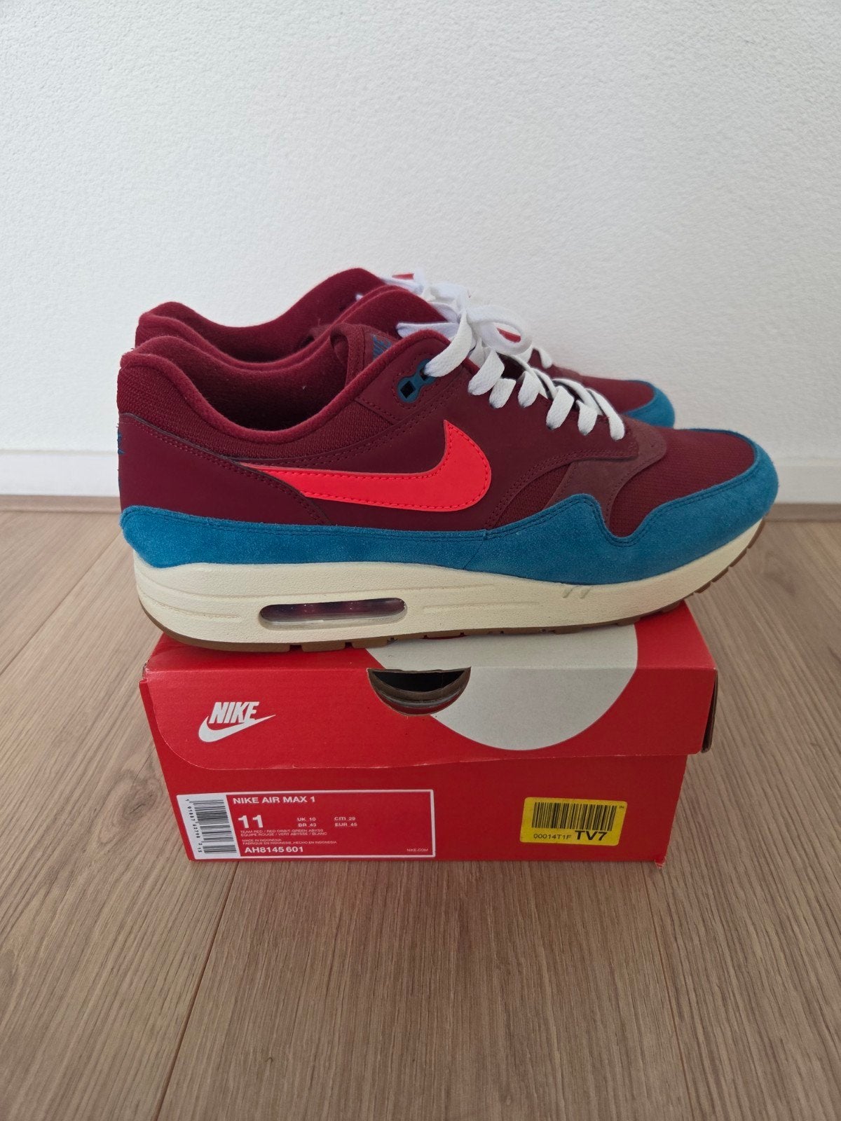Nike Air Max 1 Team Red/Green Abyss - Maat 45, Kleding | Heren, Overige kleuren, Nike, Ophalen of Verzenden, Sneakers of Gympen