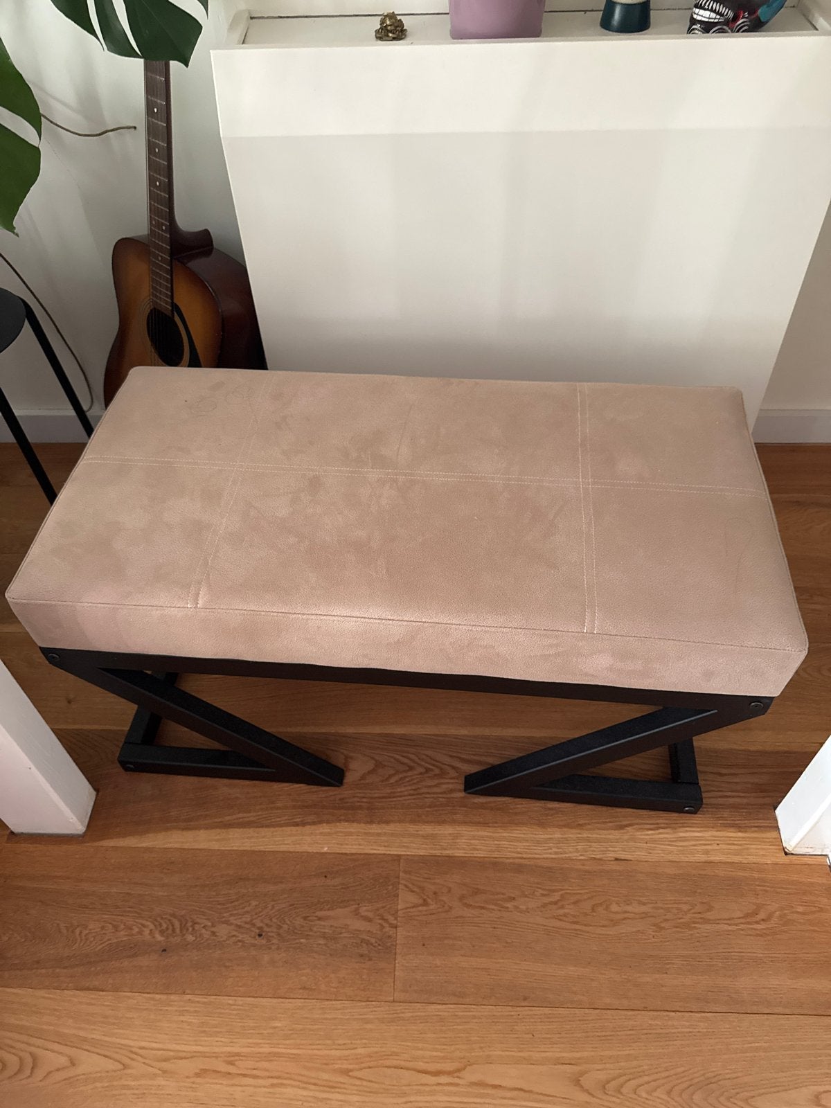 Moderne beige bank/poef met metalen onderstel, Ophalen, 50 tot 75 cm, Zo goed als nieuw, 100 tot 125 cm
