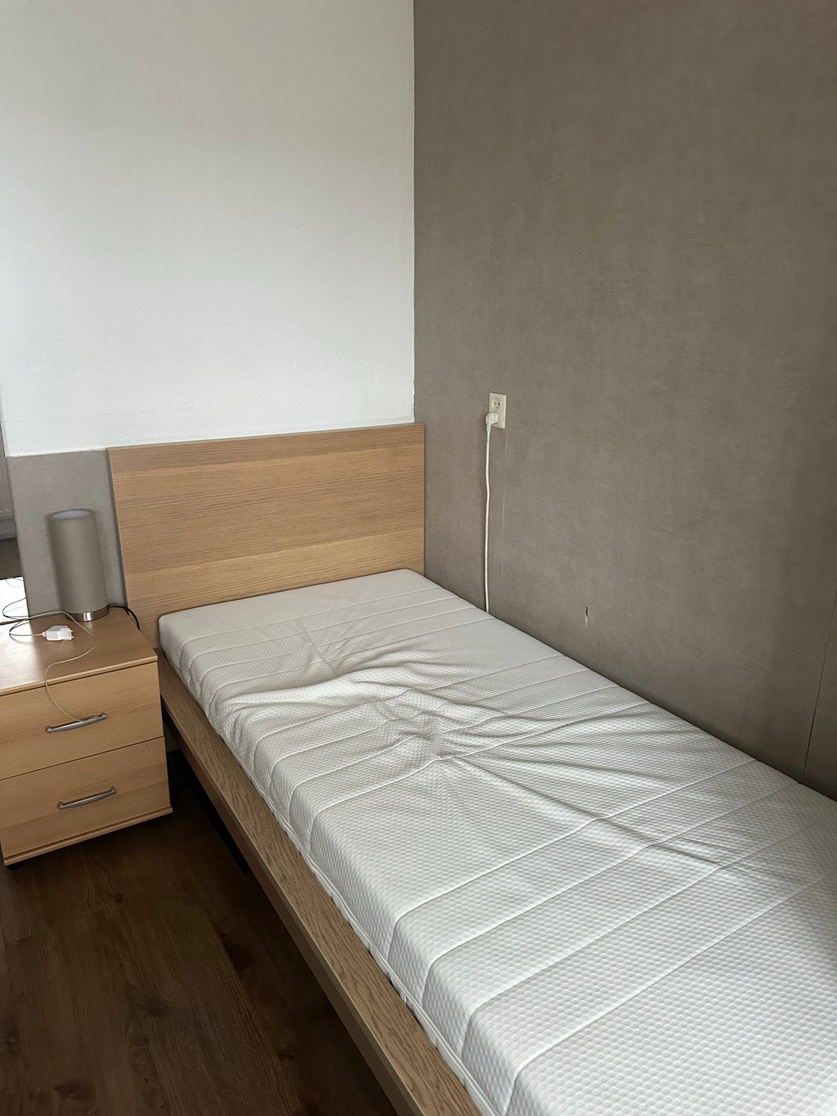 Eenpersoonsbed met elektrisch verstelbare lattenbodem, Verstelbaar, 90 cm, Zo goed als nieuw, 200 cm